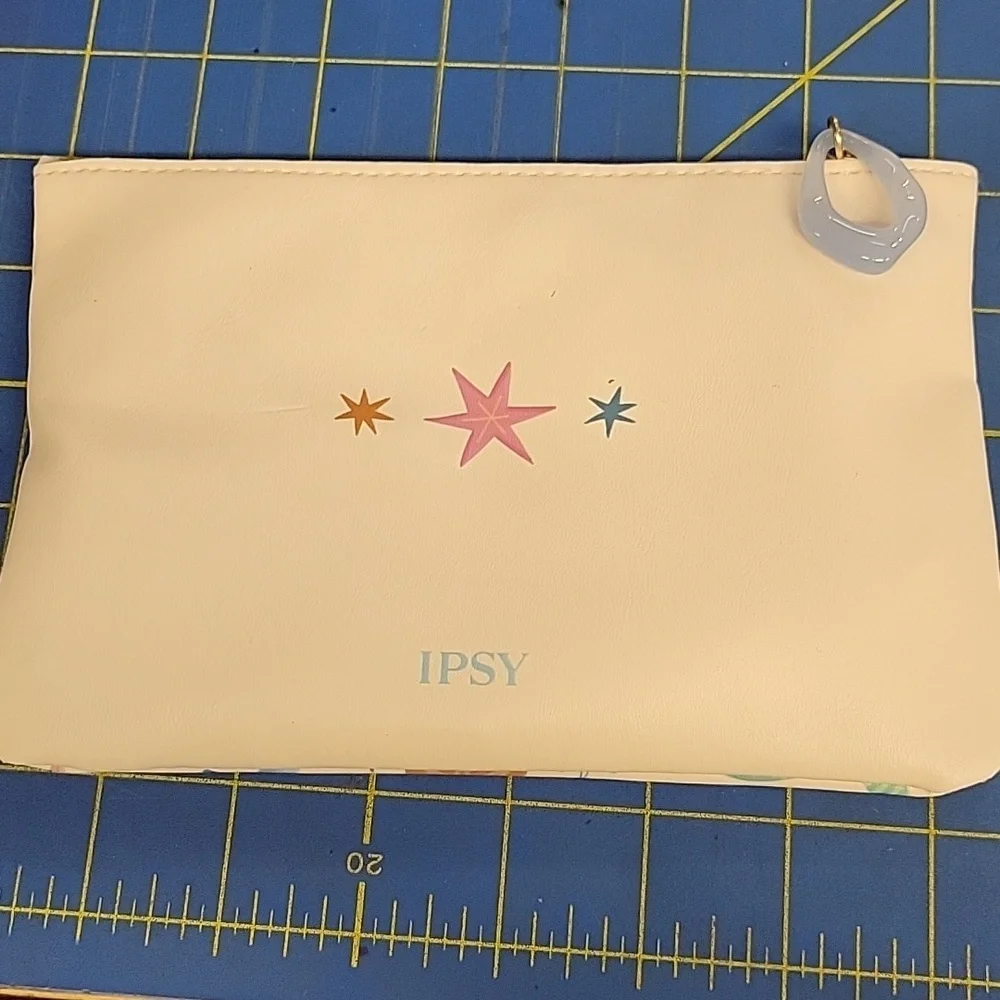 Stars Eyes Heart Space Cream Pastel Zipper Clousure 7